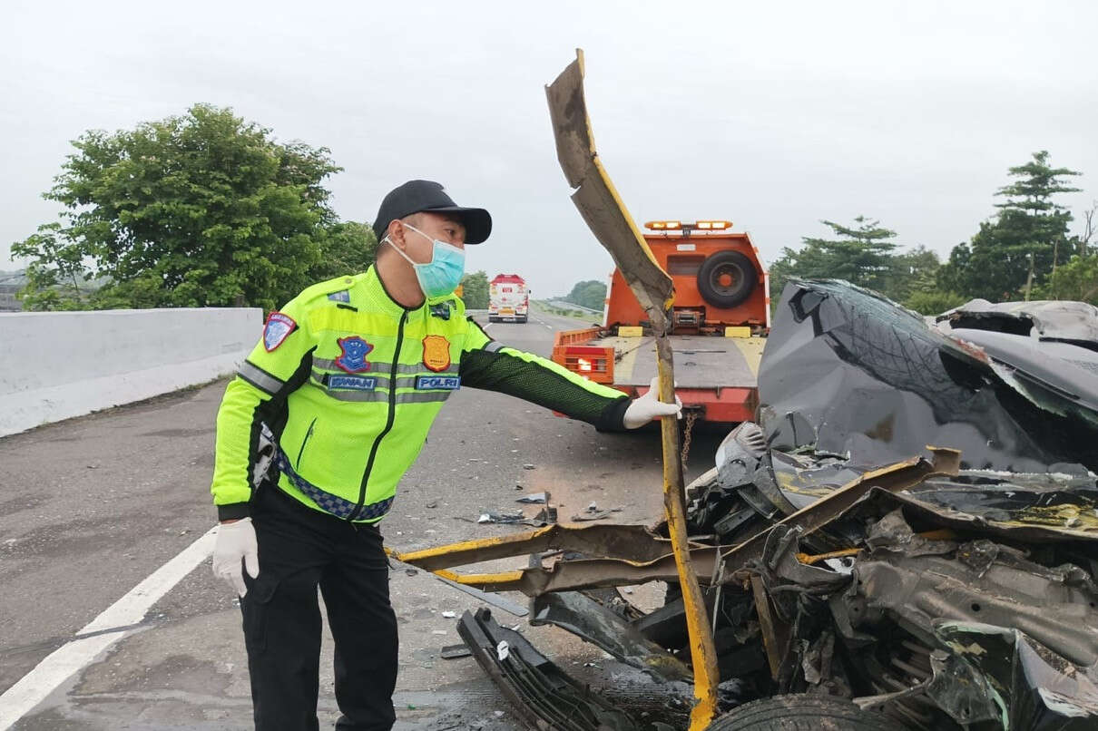 Truk Kabur Usai Tabrak Mobil di Tol Jombang, 2 Penumpang Tewas