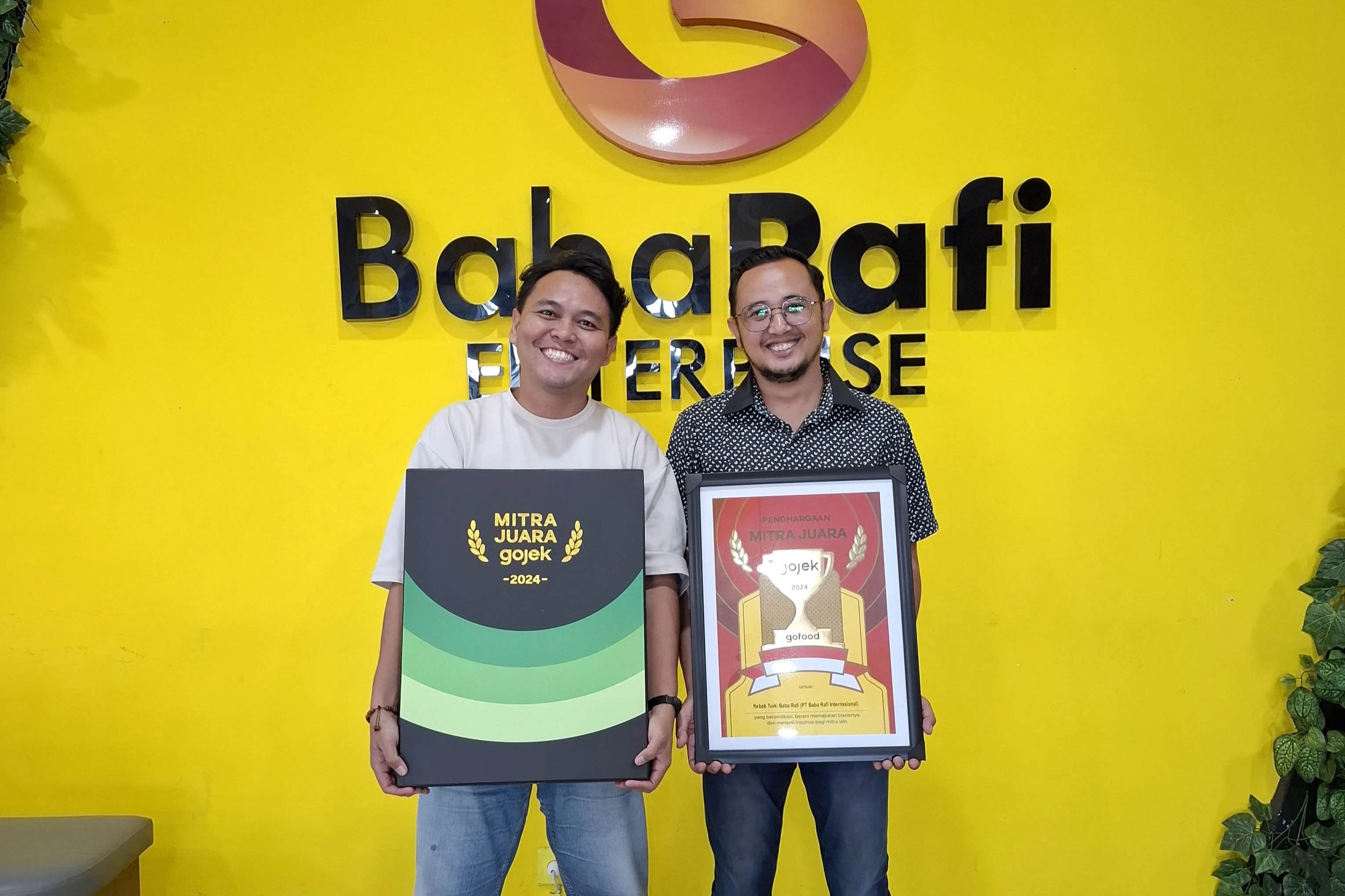 Bukti Konsistensi & Kolaborasi, Baba Rafi Sabet Penghargaan Mitra Juara GoFood 2024