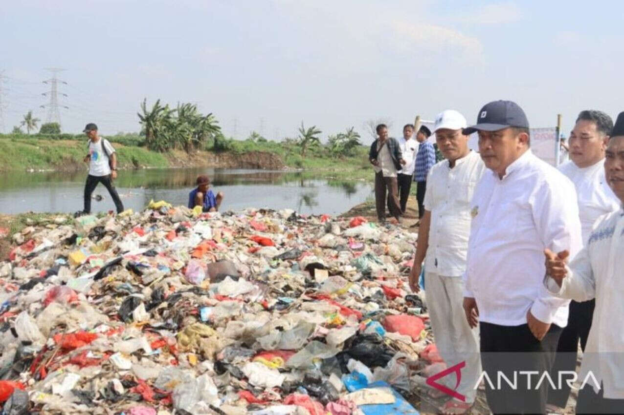 Tumpukan Sampah Sepanjang 200 Meter Cemari Kali Cikarang Bekasi Laut