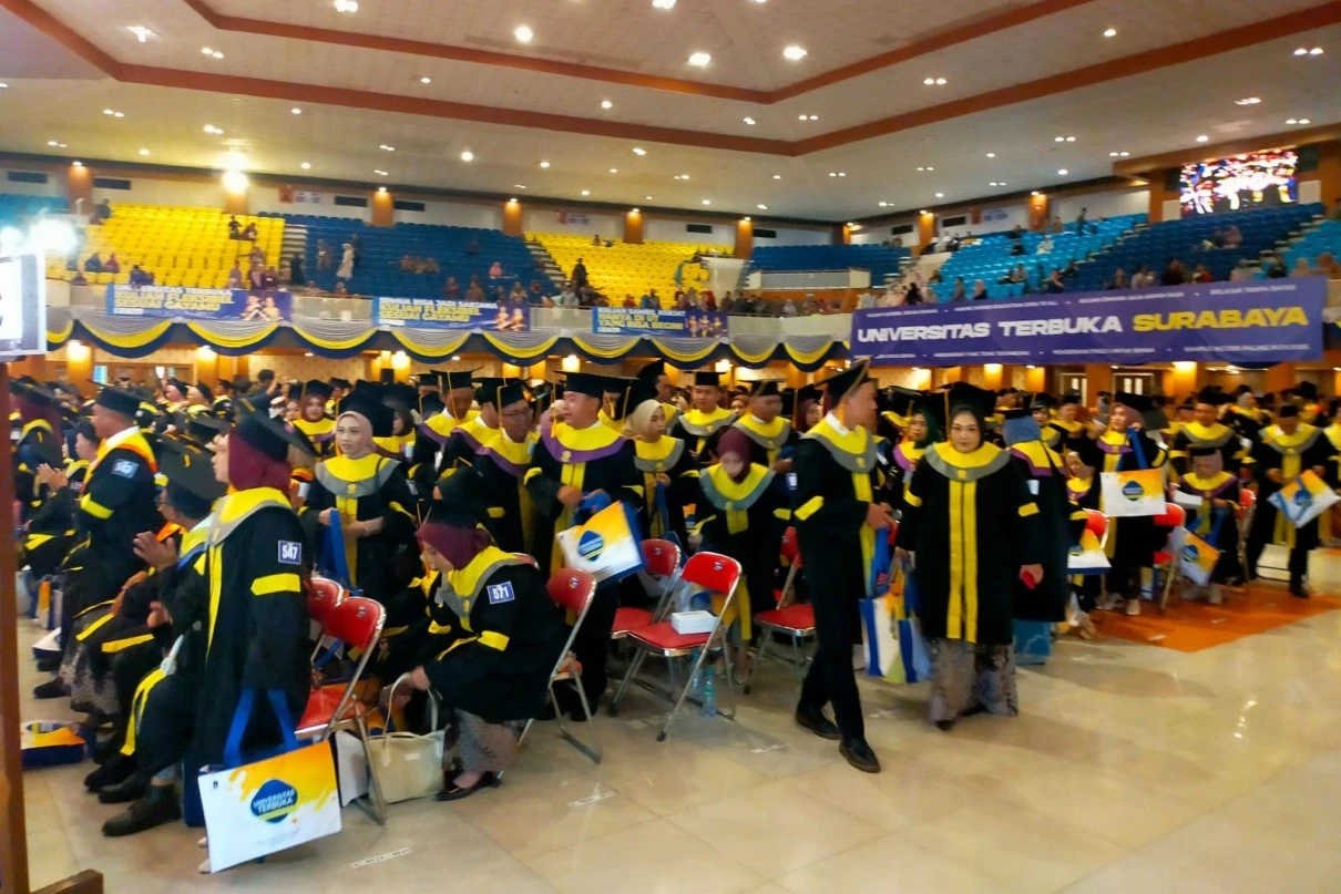 Khofifah Hadiahi Mahasiswa Berprestasi UT Surabaya Umrah atau Kuliah S2 Gratis