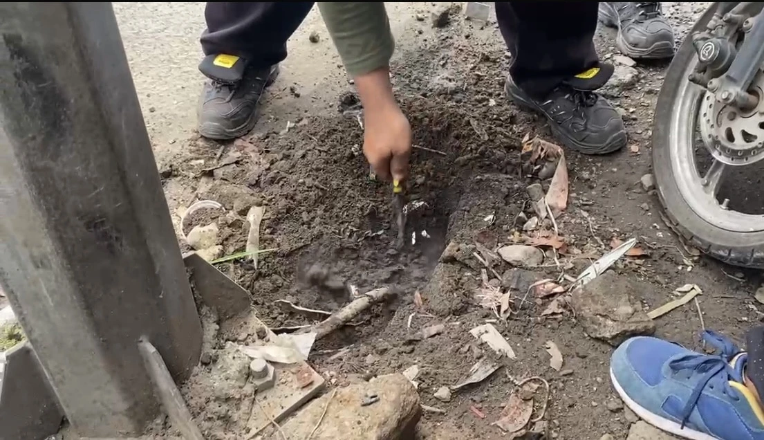 Viral! Asap Panas Berbau Belerang Muncul di Trotoar Kota Depok