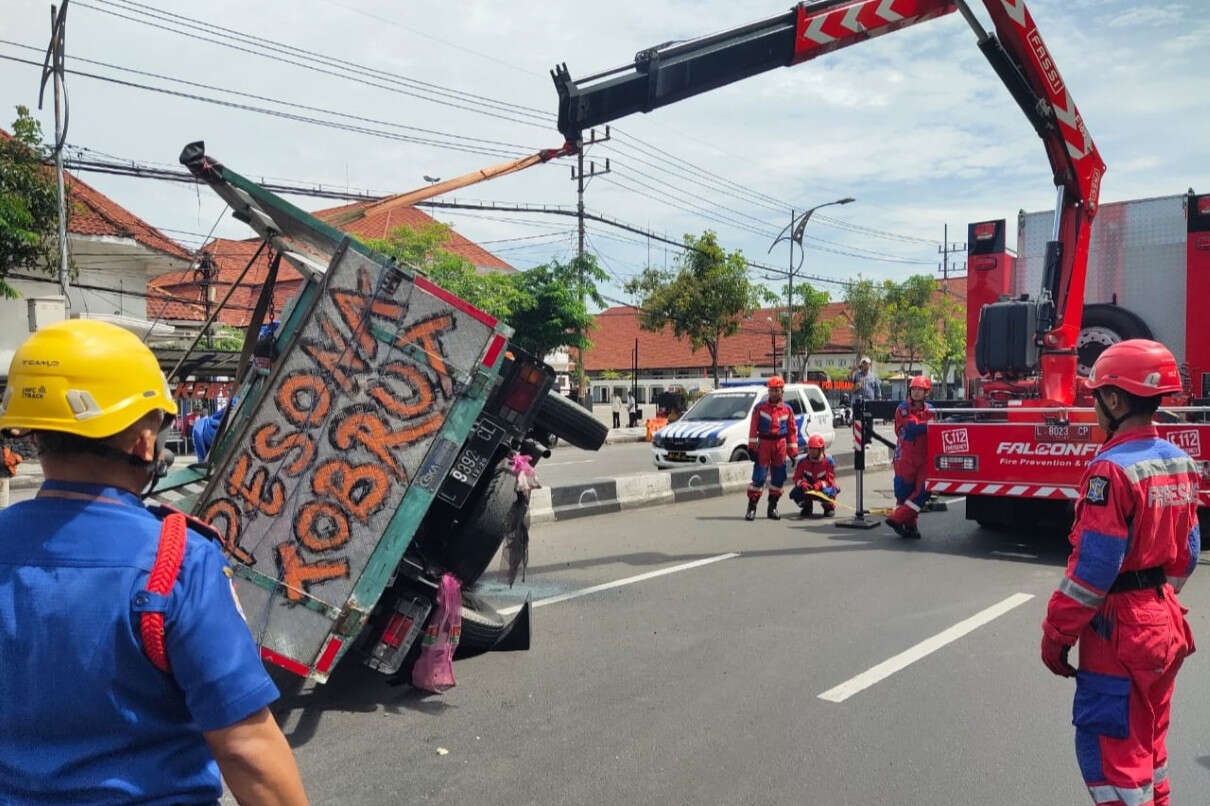 Truk Bermuatan Bawang Putih Terguling di Surabaya, Kernet Terjepit