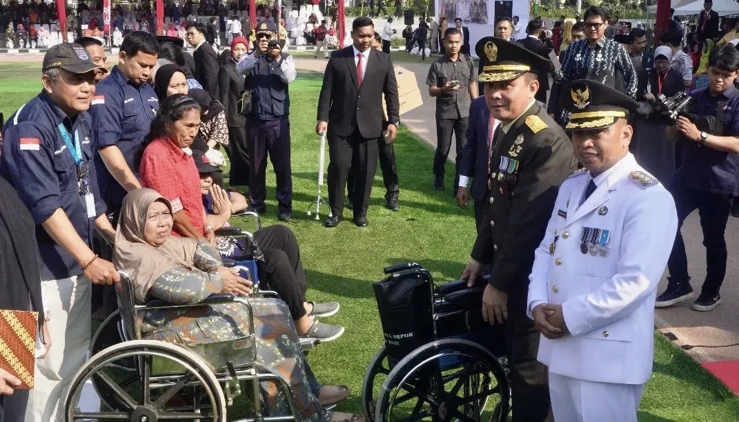 Supian Suri Serahkan Alat Bantu Bagi Warga Difabel di Kota Depok
