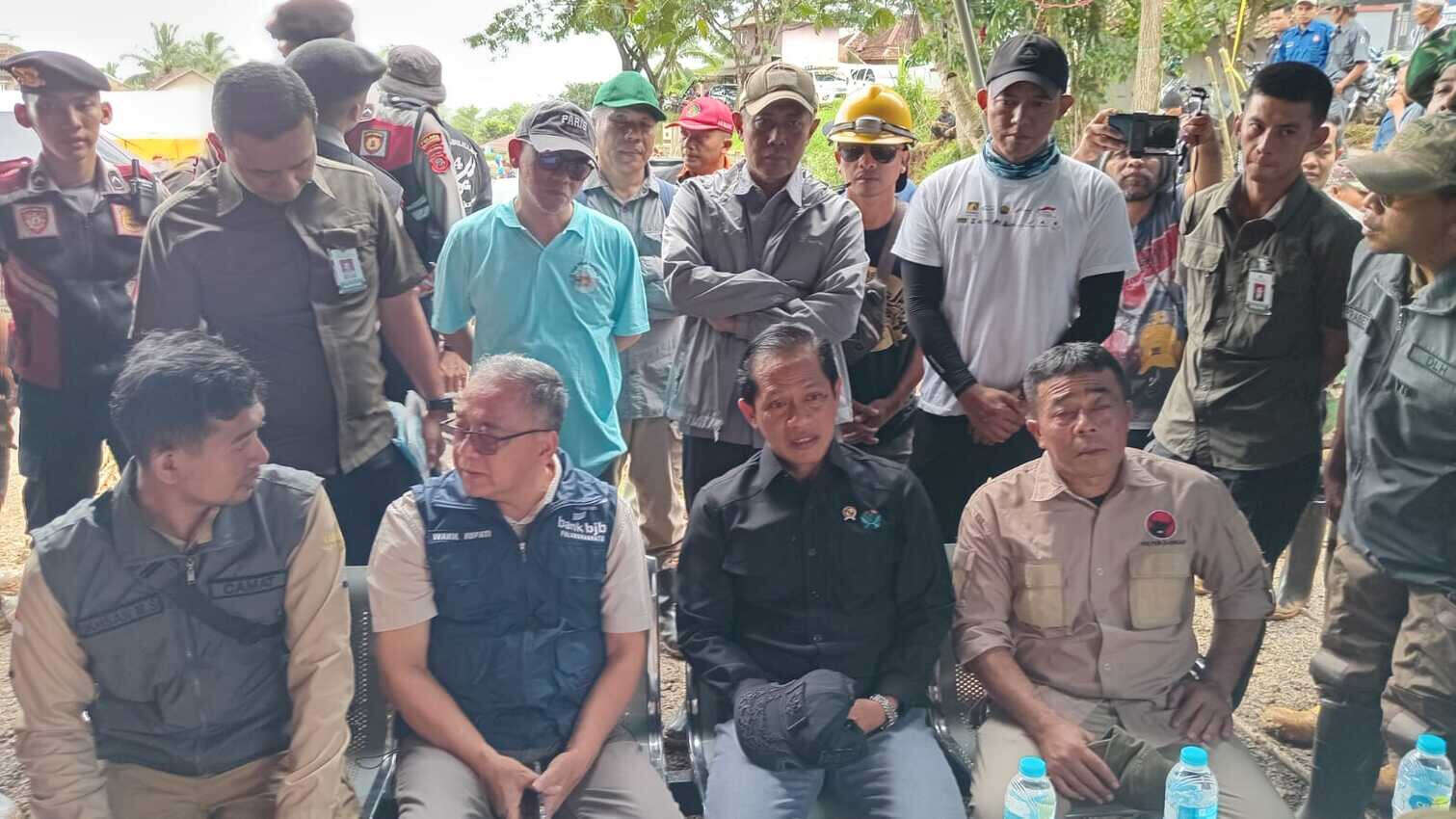 Menteri Lingkungan Hidup Serahkan Bantuan untuk Korban Bencana Sukabumi