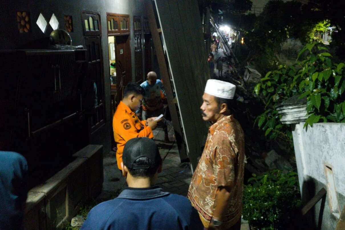 Plengsengan Sungai Roboh, 7 Rumah di Tembok Dukuh Surabaya Rusak