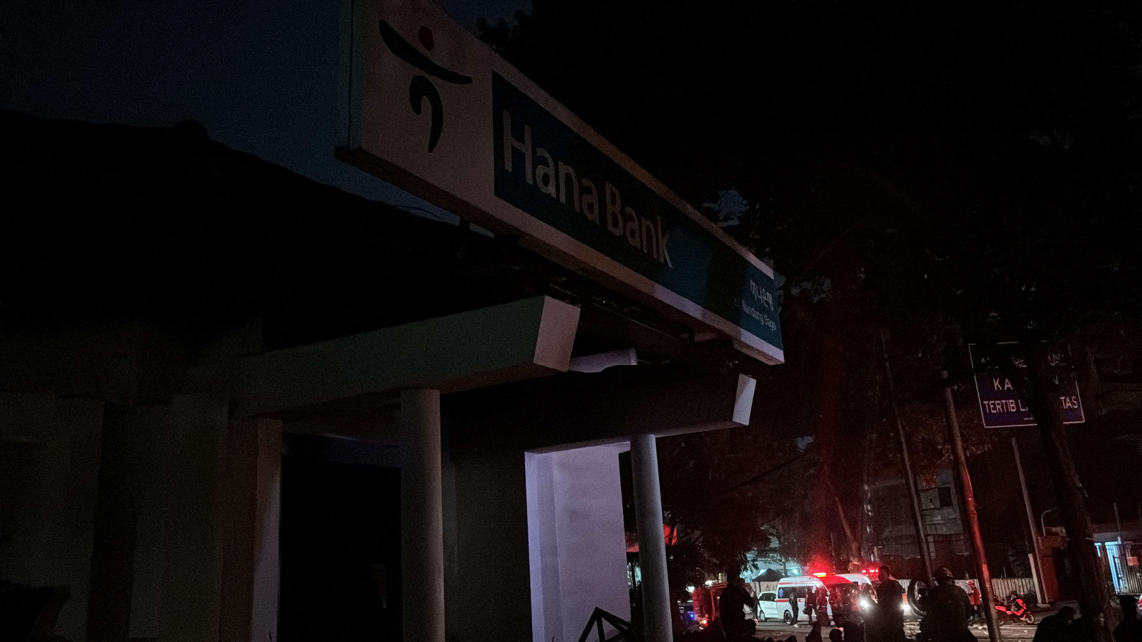 Bank Swasta Diduga Dibakar Demonstran Tolak RUU TNI di Bandung