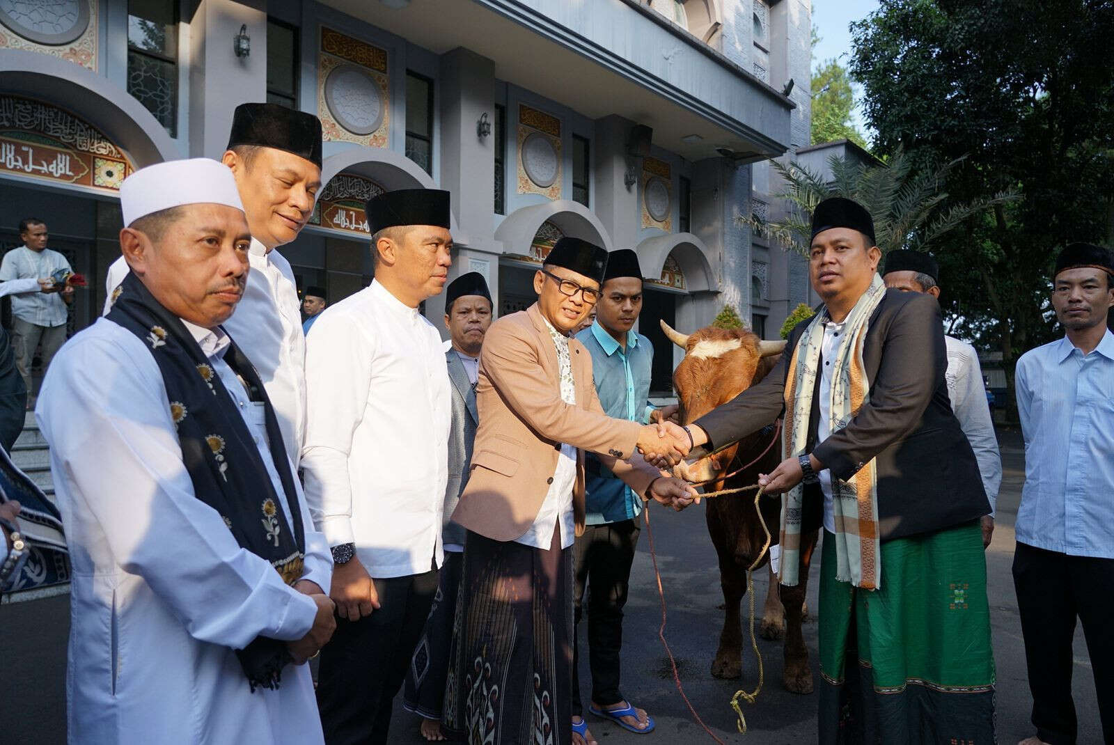 Hery Antasari Serahkan Kurban Limousin Seberat 450 Kilogram ke DKM Masjid Raya Kota Bogor