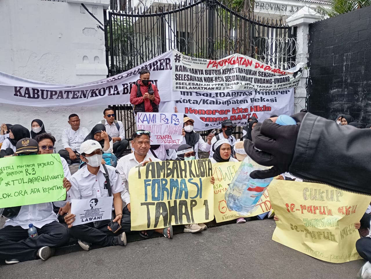 Geruduk Gedung DPRD Jabar, Forum Komunikasi Guru Honorer Tuntut Keseriusan Pemerintah Soal PPPK