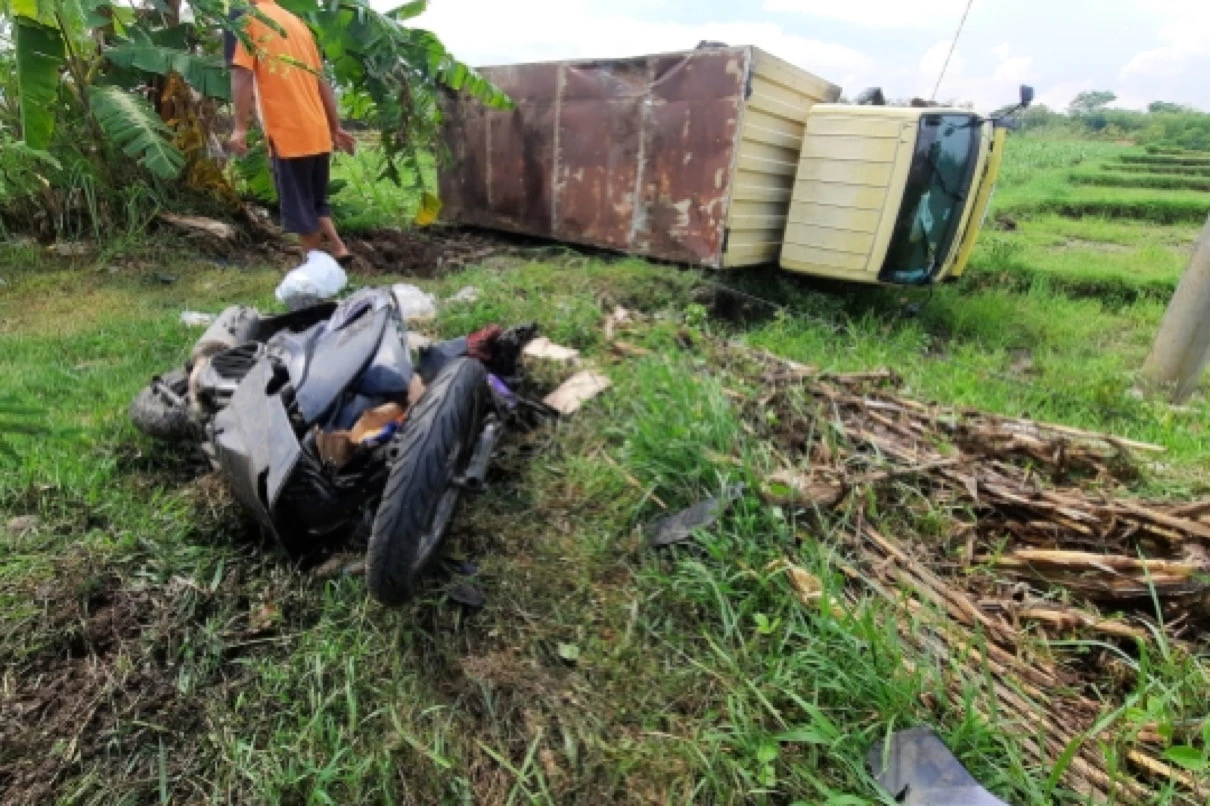 Truk Muatan Tepung Tergelincir Tabrak Motor di Jalan Raya Magetan–Kawedanan