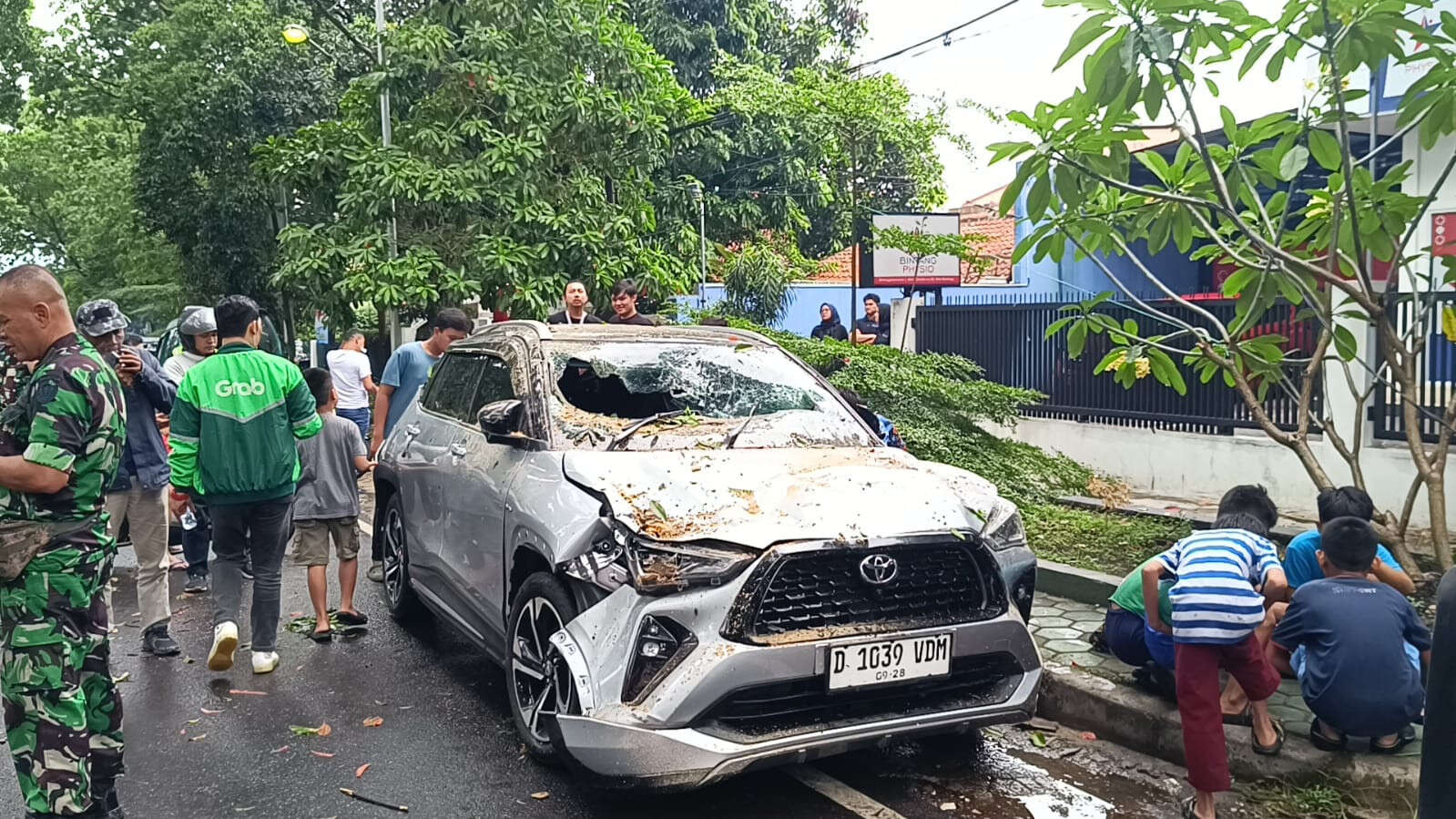 Hujan Disertai Angin Kencang di Bandung, Pohon Tumbang Timpa 5 Mobil, Ibu dan Anak Terluka