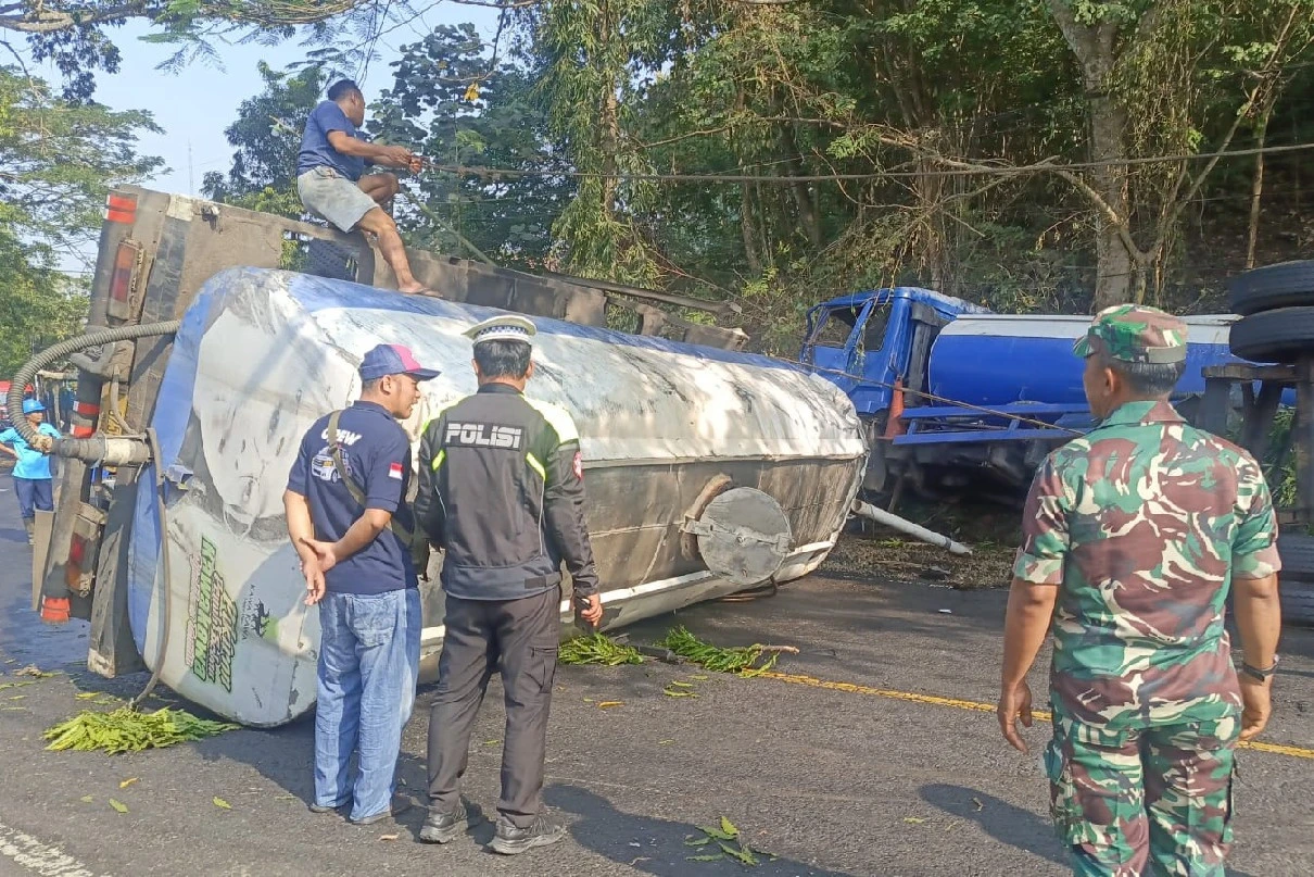 Kecelakaan Maut di Malang, Pemotor Tewas Tertimpa Truk Terguling