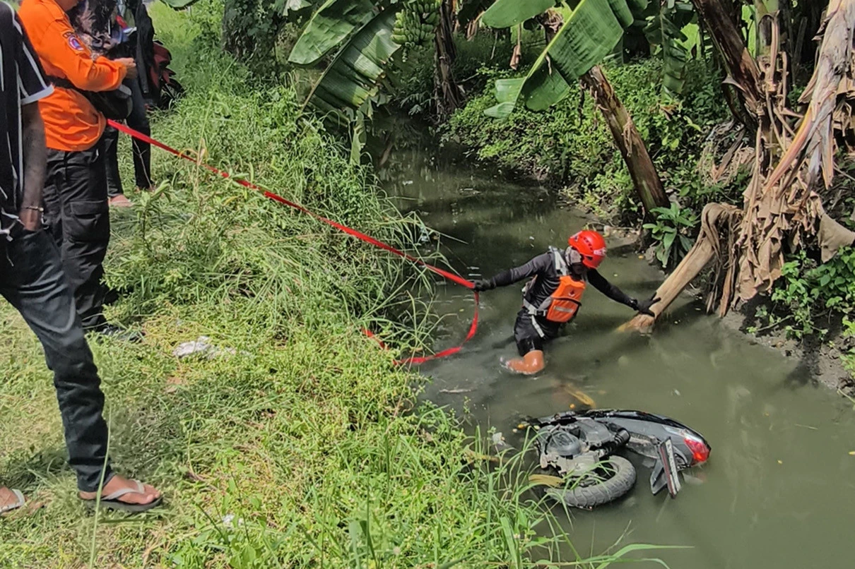 Hindari Pemotor, Wanita di Surabaya Terjun ke Dalam Parit