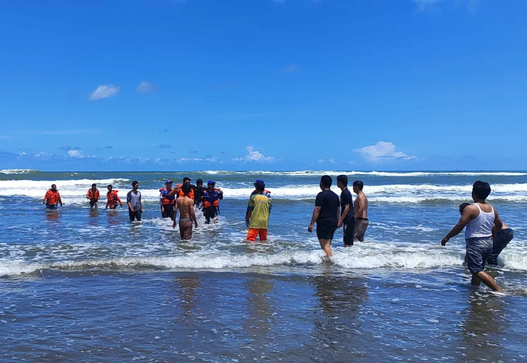 Niat Mengambil Bola, Saiful Malah Terseret Ombak di Pantai Selatan