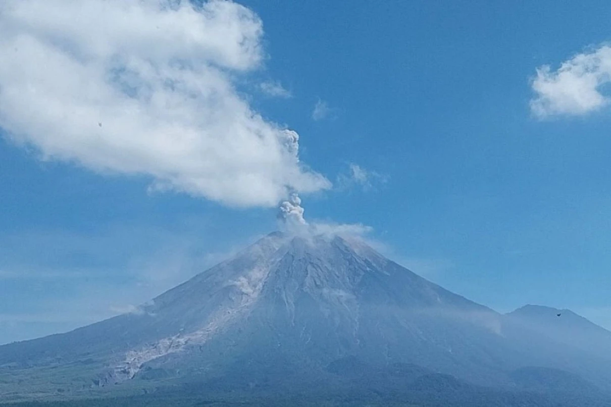 Gunung Semeru Erupsi 7 Kali dalam 10 Jam, Letusan Abu Capai 1.000 Meter