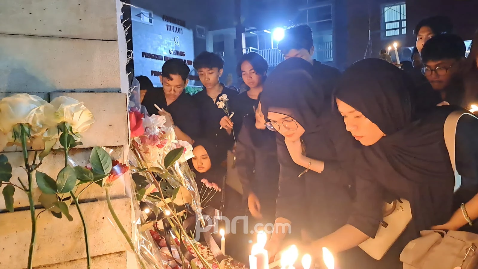 Kematian Iko Juliant Junior Sarat Kejanggalan, Mahasiswa Unnes Gelar Aksi Tabur Bunga