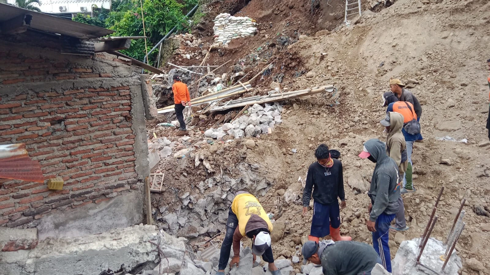 BPBD Beberkan Pemicu Talud Setinggi 15 Meter di Semarang Longsor