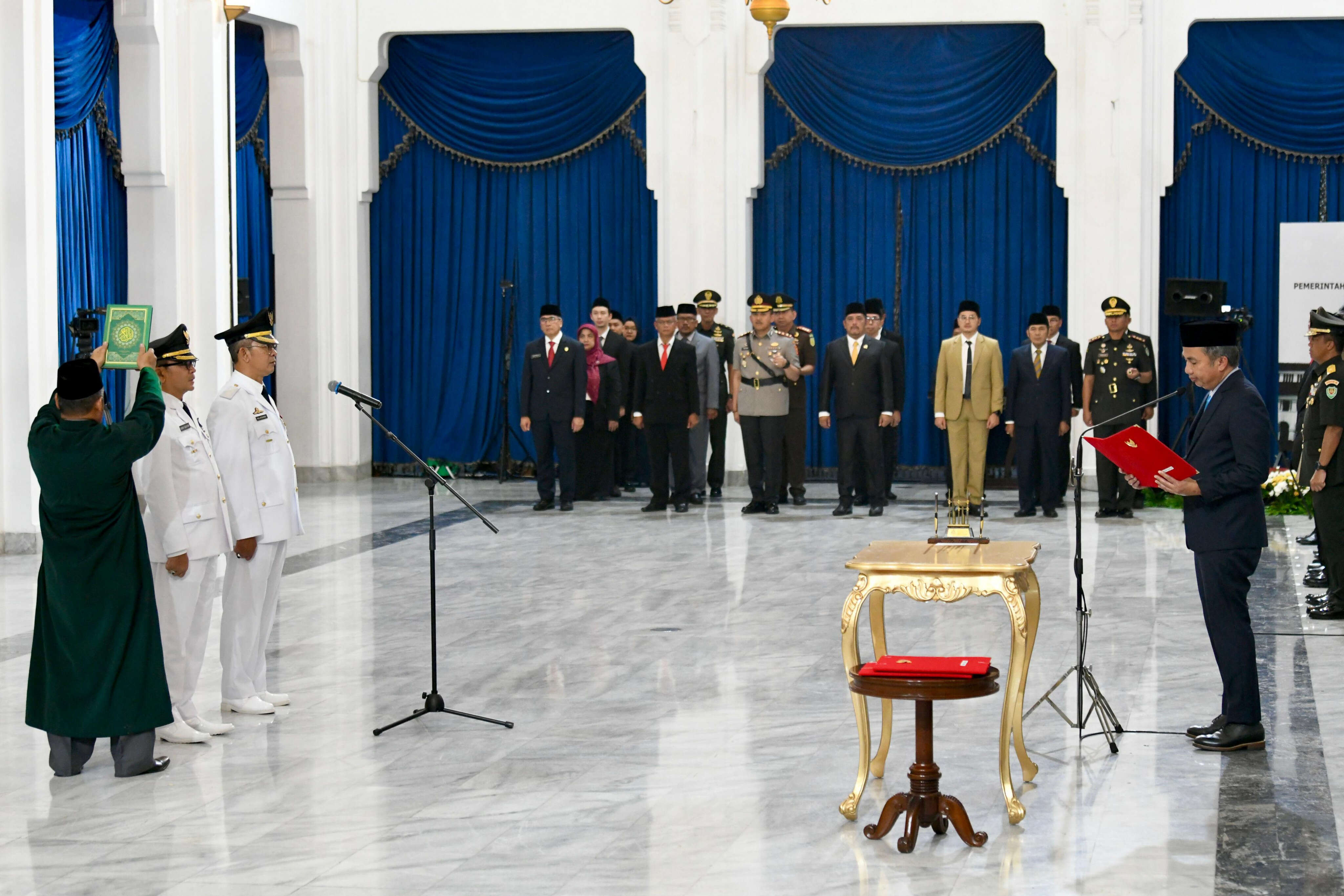 Bey Machmudin Lantik 2 Kepala Dinas jadi Penjabat Daerah di Jawa Barat