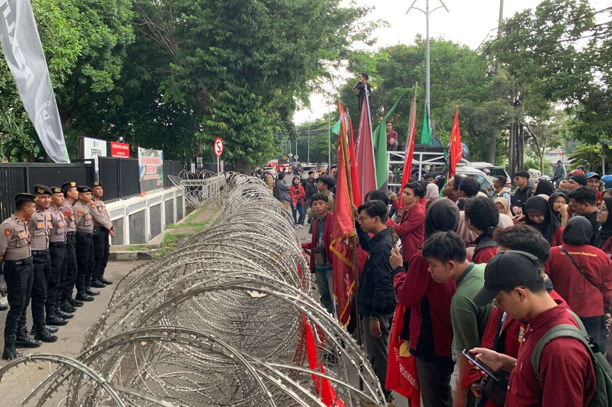 Kantor Pertamina di Surabaya Digeruduk Mahasiswa, Tuntut Korupsi Minyak Diusut Tuntas