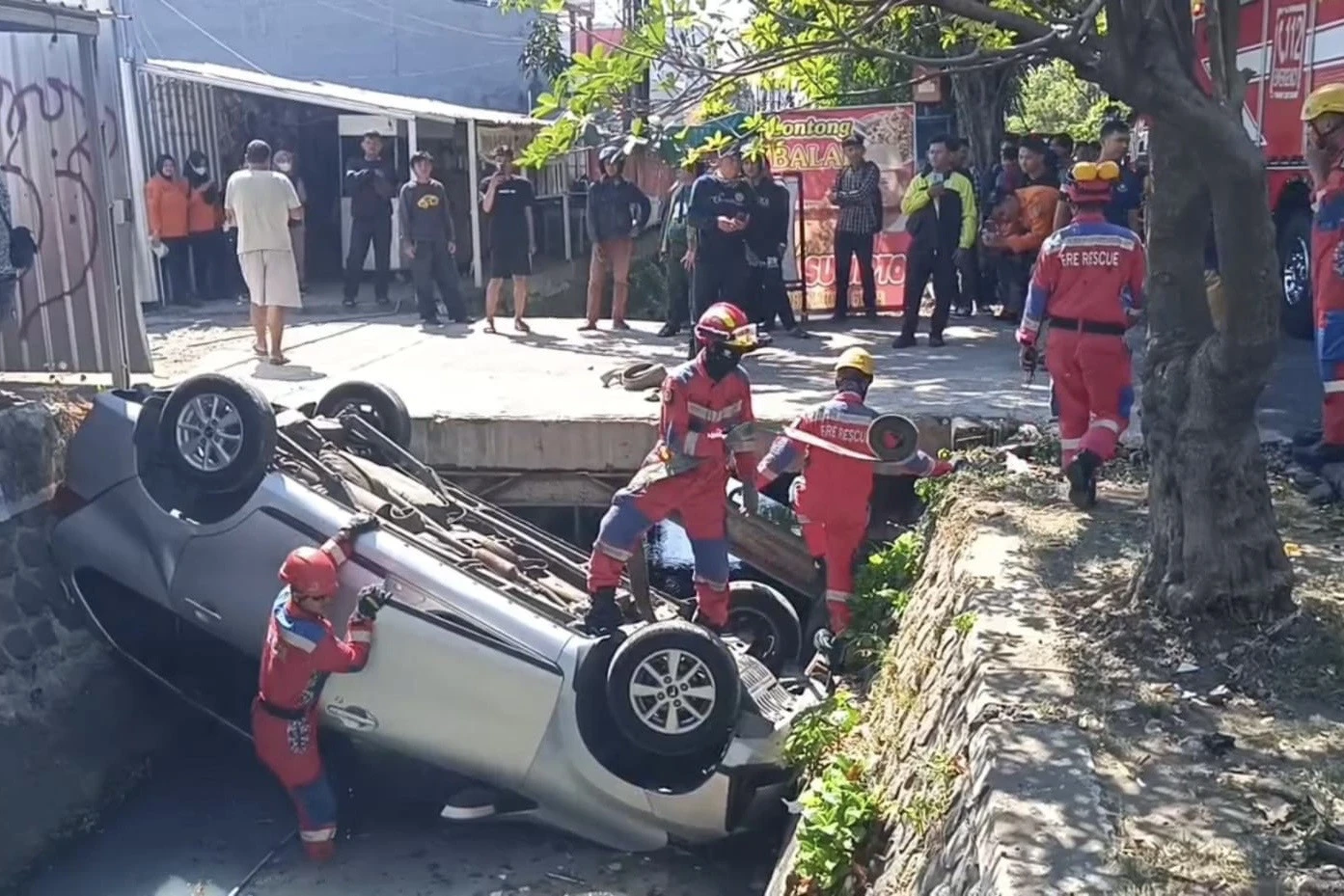 Panik Seusai Tabrak Gerbang Parkir, SUV Terjun ke Sungai Kalidami Surabaya
