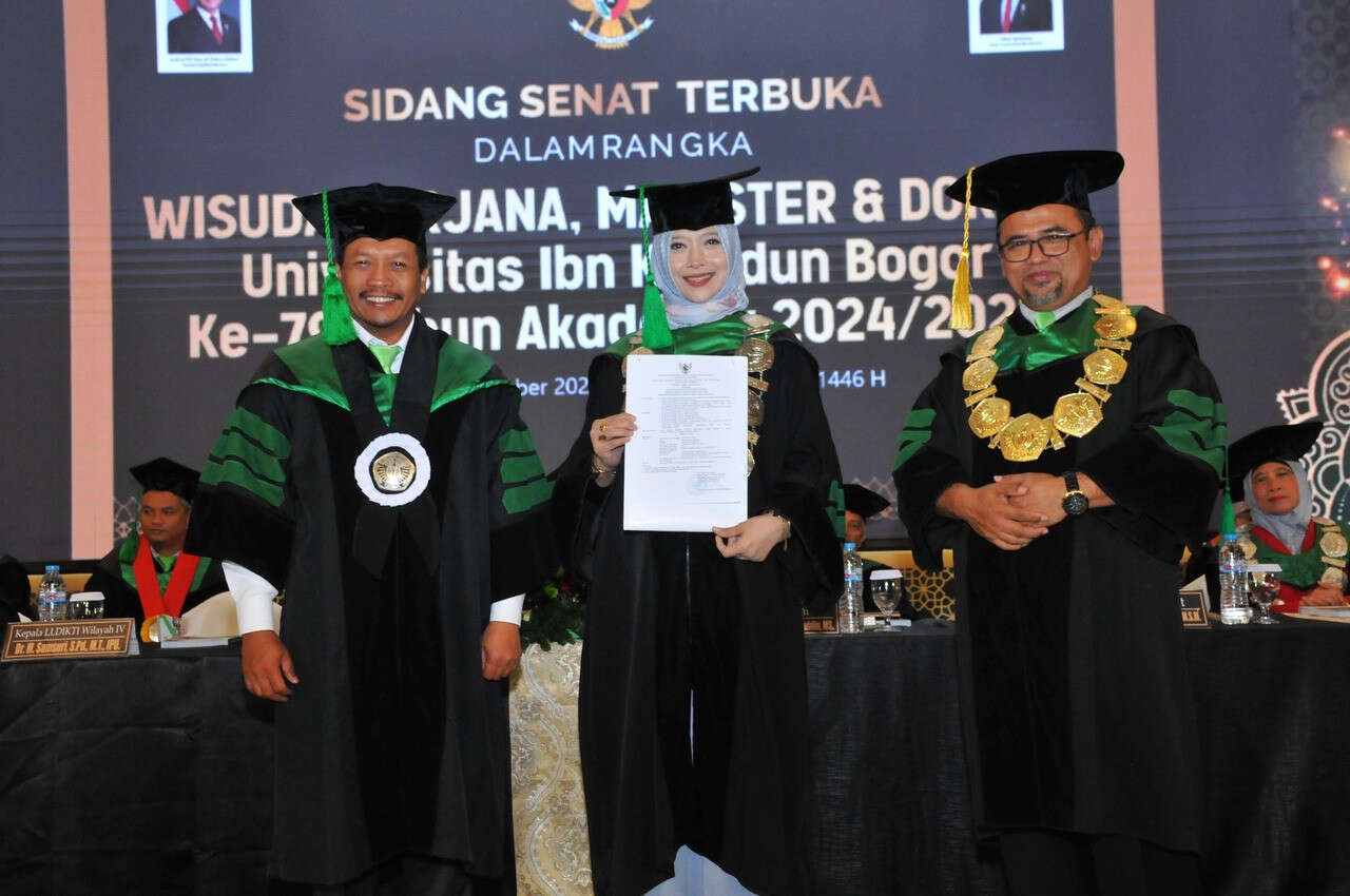 SK Guru Besar Prof Renea dari Kepala LLDIKTI IV Jadi Kado Manis Wisuda ke-79 UIKA Bogor