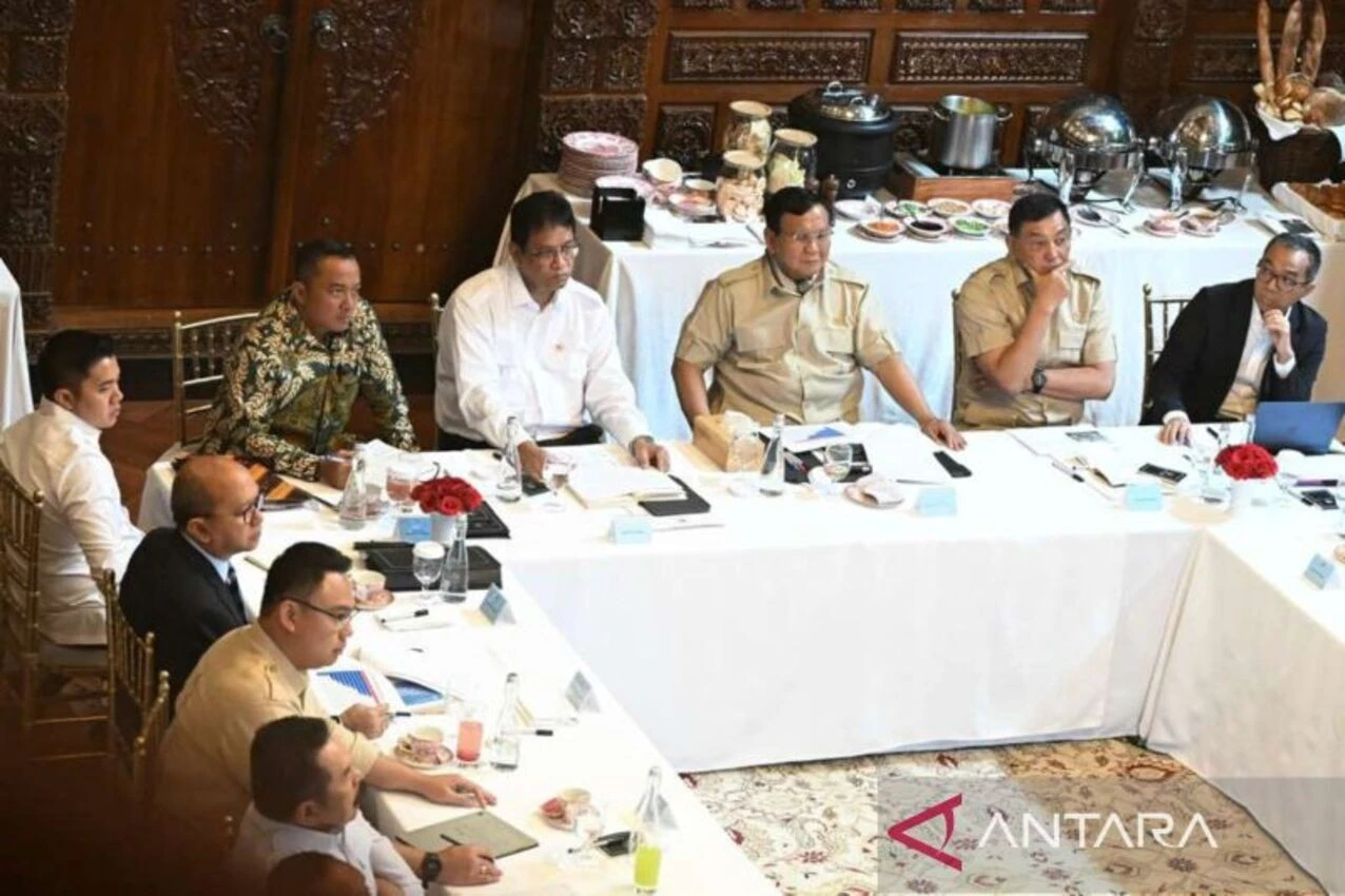 Presiden Prabowo Bersama Sejumlah Menteri Kabinet Merah Putih Gelar Ratas STEM di Kertanegara