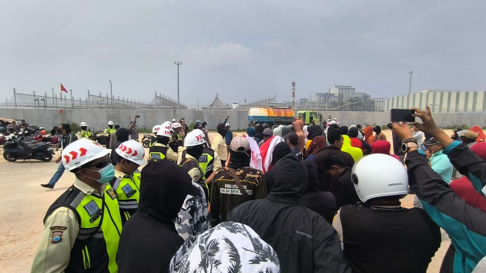 Warga Gresik Geruduk Smelter Freeport, Tagih Janji Penyerapan Tenaga Kerja Lokal