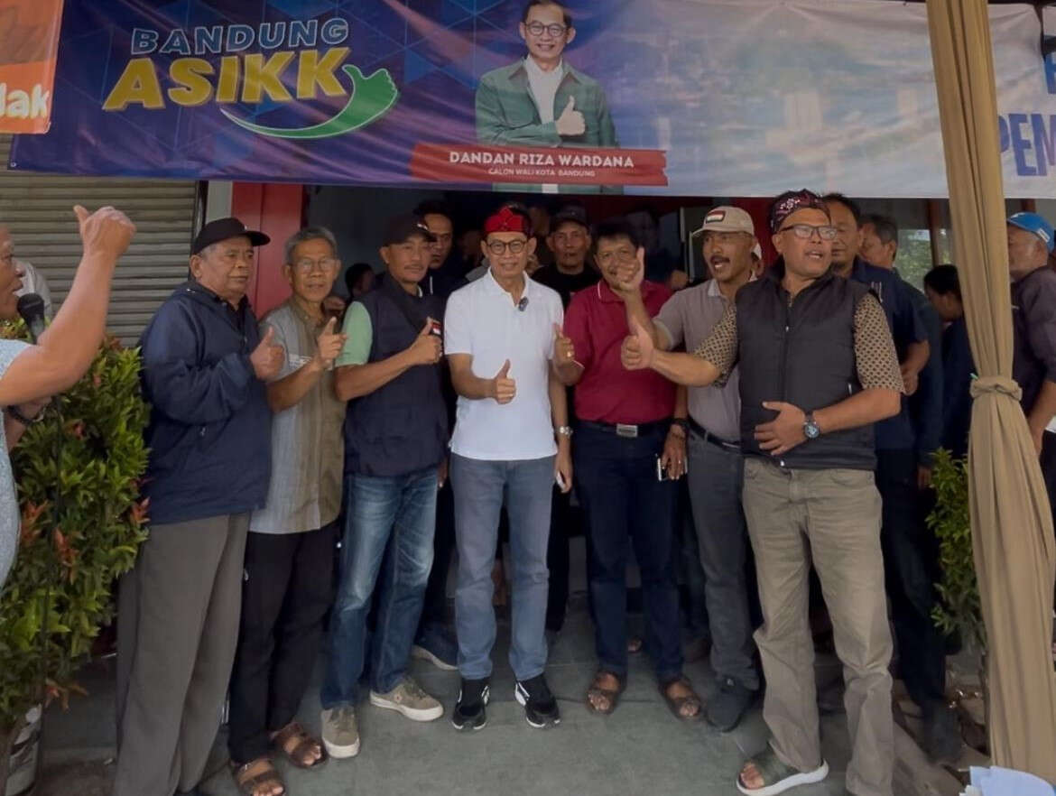 Paslon Dandan - Arif Kukuhkan Sukarelawan Siap Menangkan Pilkada Kota Bandung