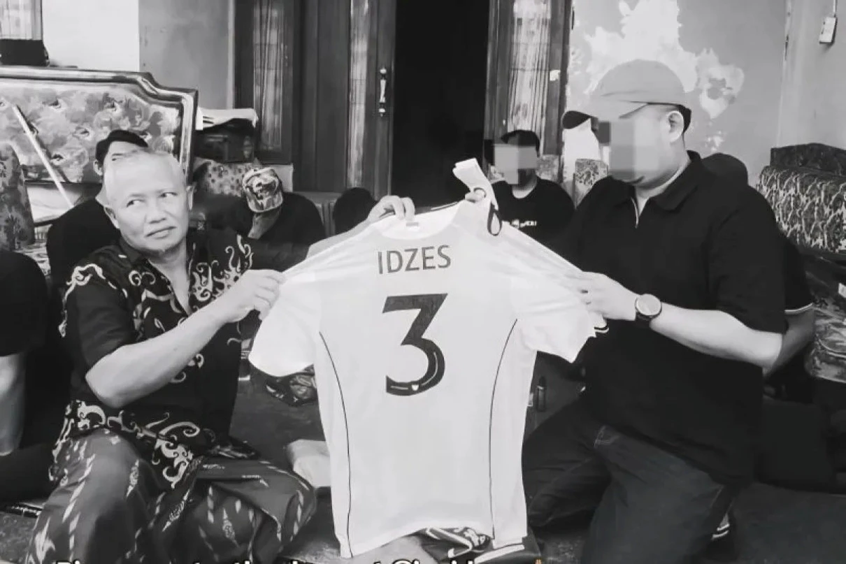 Bentuk Penghormatan Suporter Berbakti, Jay Idzes Beri Jersey & Ban Kapten Kepada Djalu