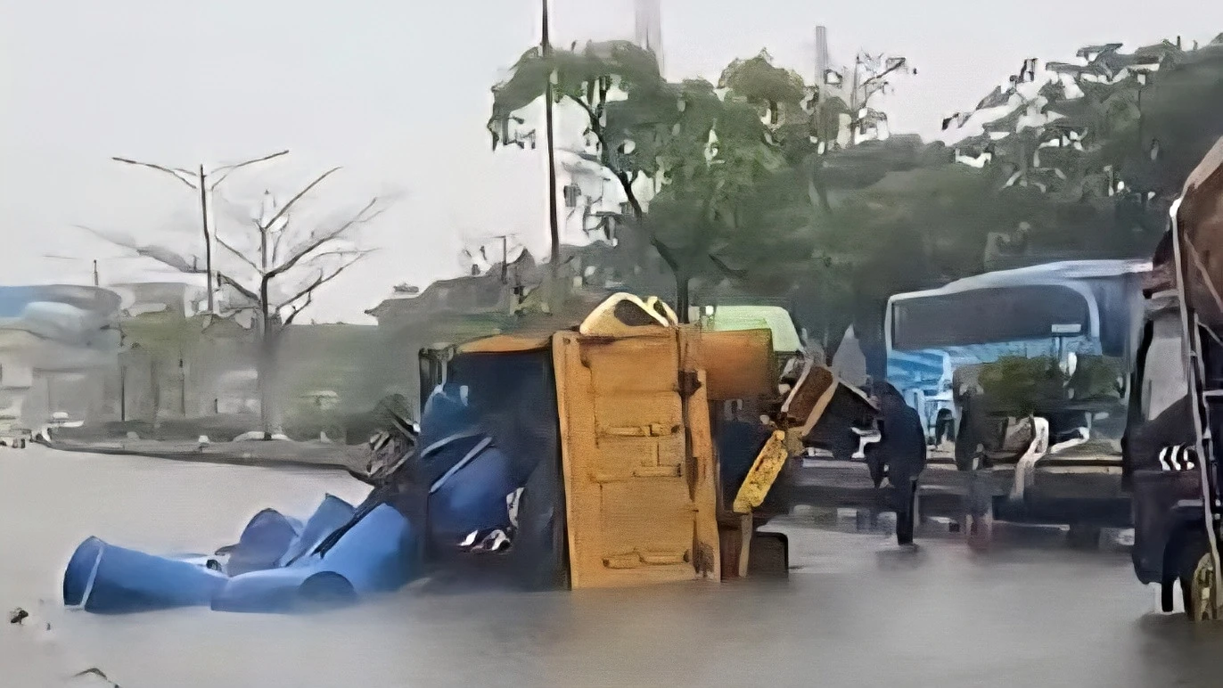 Genangan Air Menelan Korban, Truk Ikan Terguling di Jalan Kaligawe Semarang