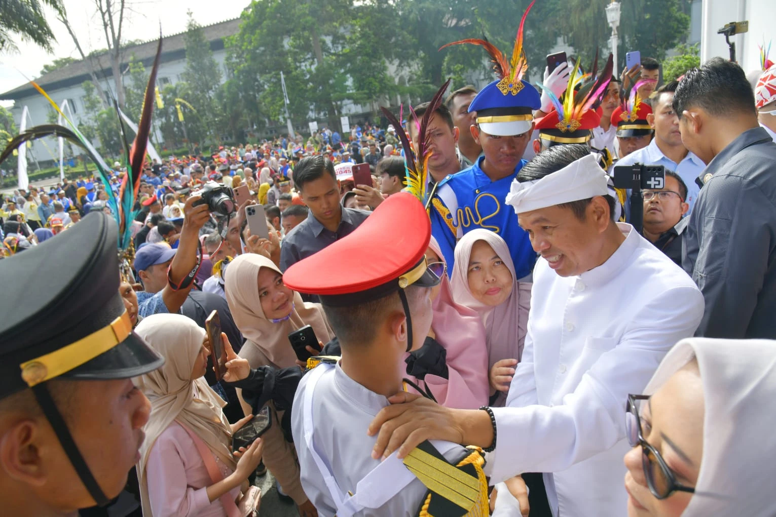 Tangis Dedi Mulyadi Pecah Seusai Lepas Ratusan Pelajar Bandel Lulusan Barak Militer