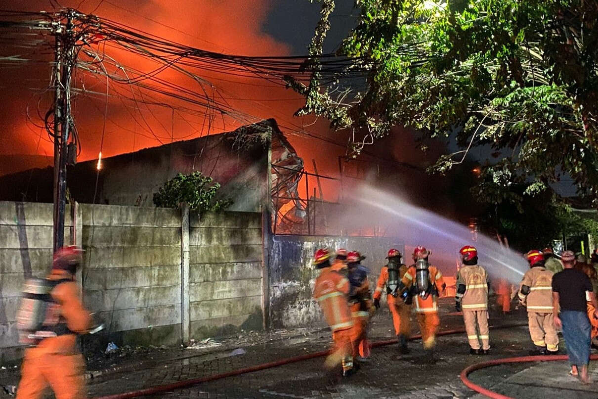 Gudang Spon di Surabaya Terbakar 3 Jam, Bangunan Ludes