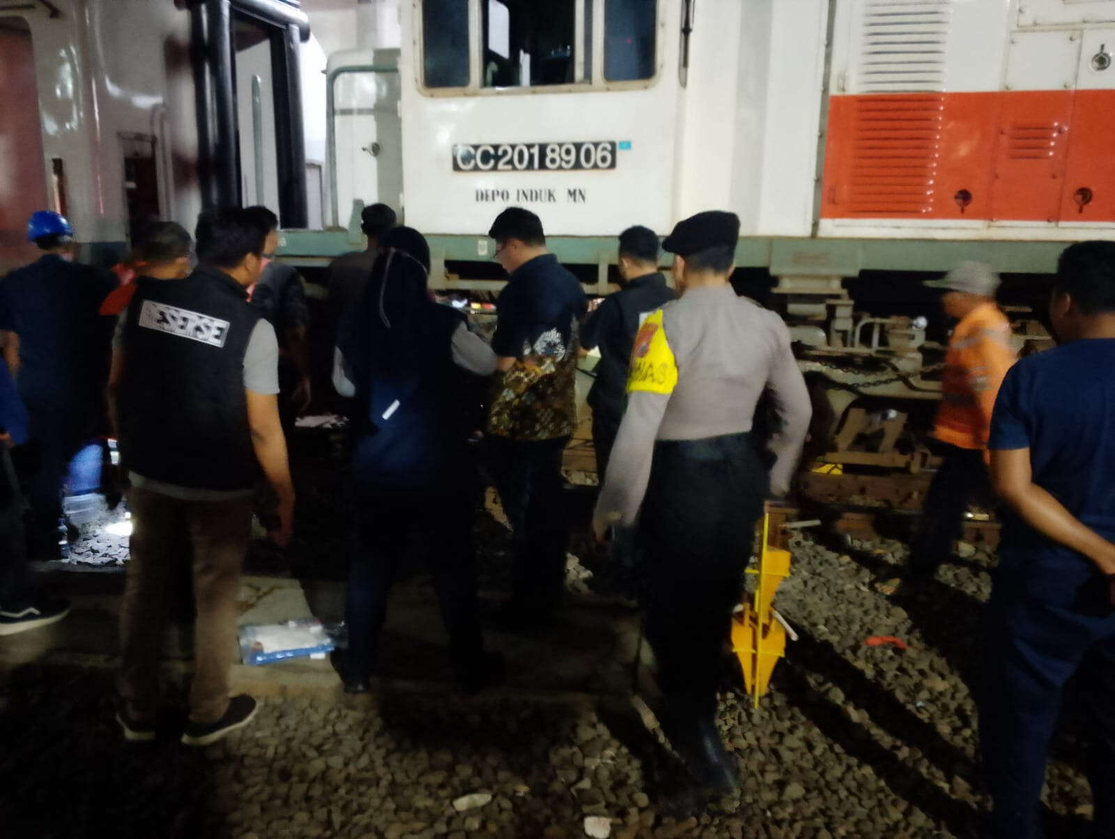 Pergi Tarawih, Petugas KAI Tertabrak Kereta Sebrangi Rel di Stasiun Surabaya Kota