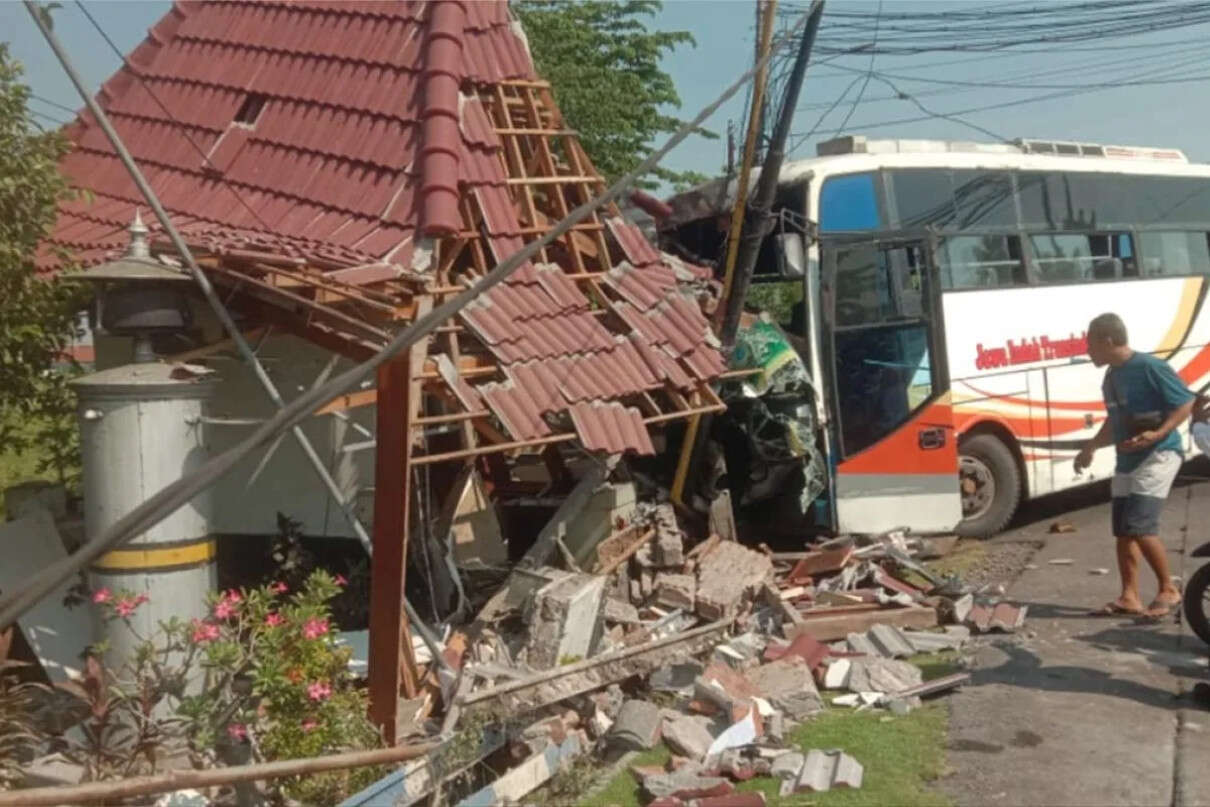 Bus Tabrak Pos Jaga Perlintasan Kereta di Jember, Petugas Terluka