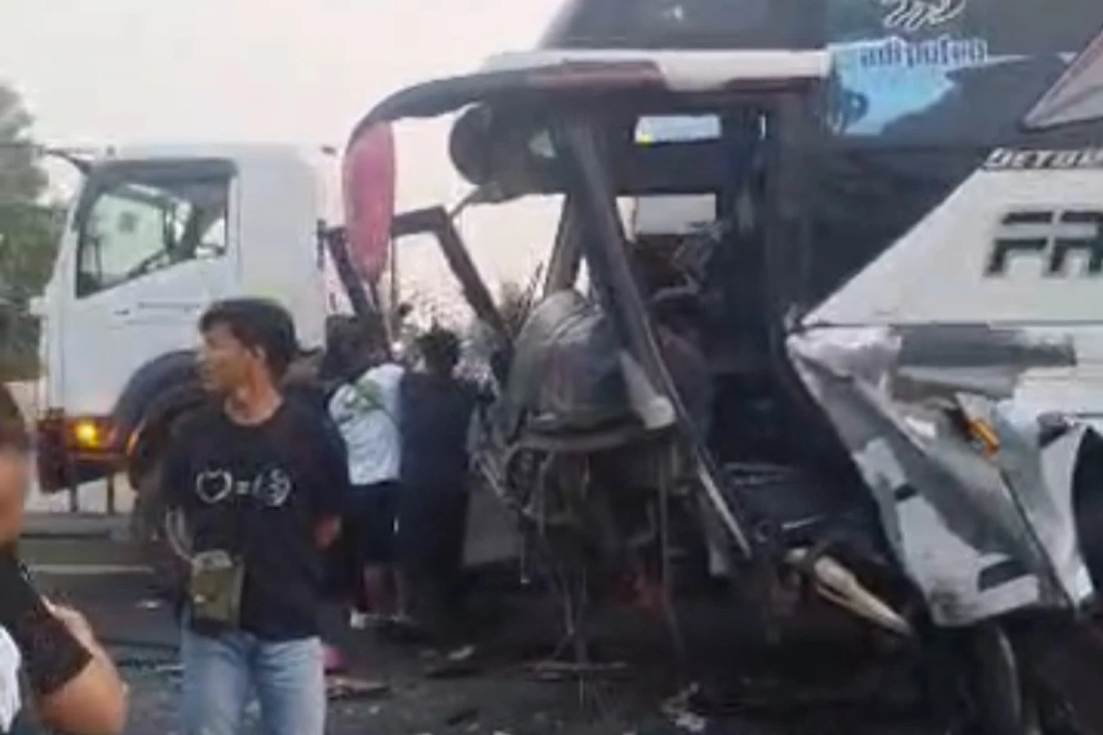 Bus Rombongan Bonek Menuju Jakarta Alami Kecelakaan di Tol Pekalongan