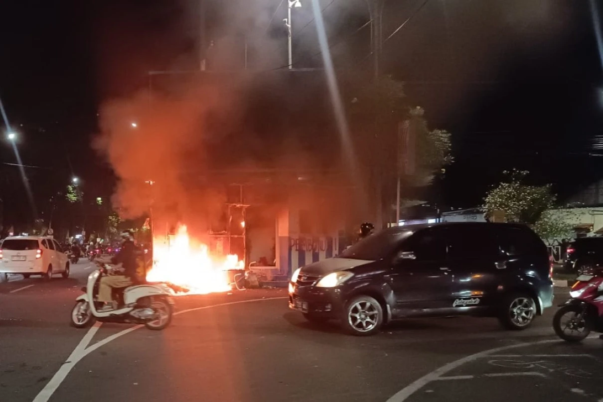 Pos Polisi dari Waru Hingga Putar Balik Basuki Rahmat Dirusak dan Dibakar