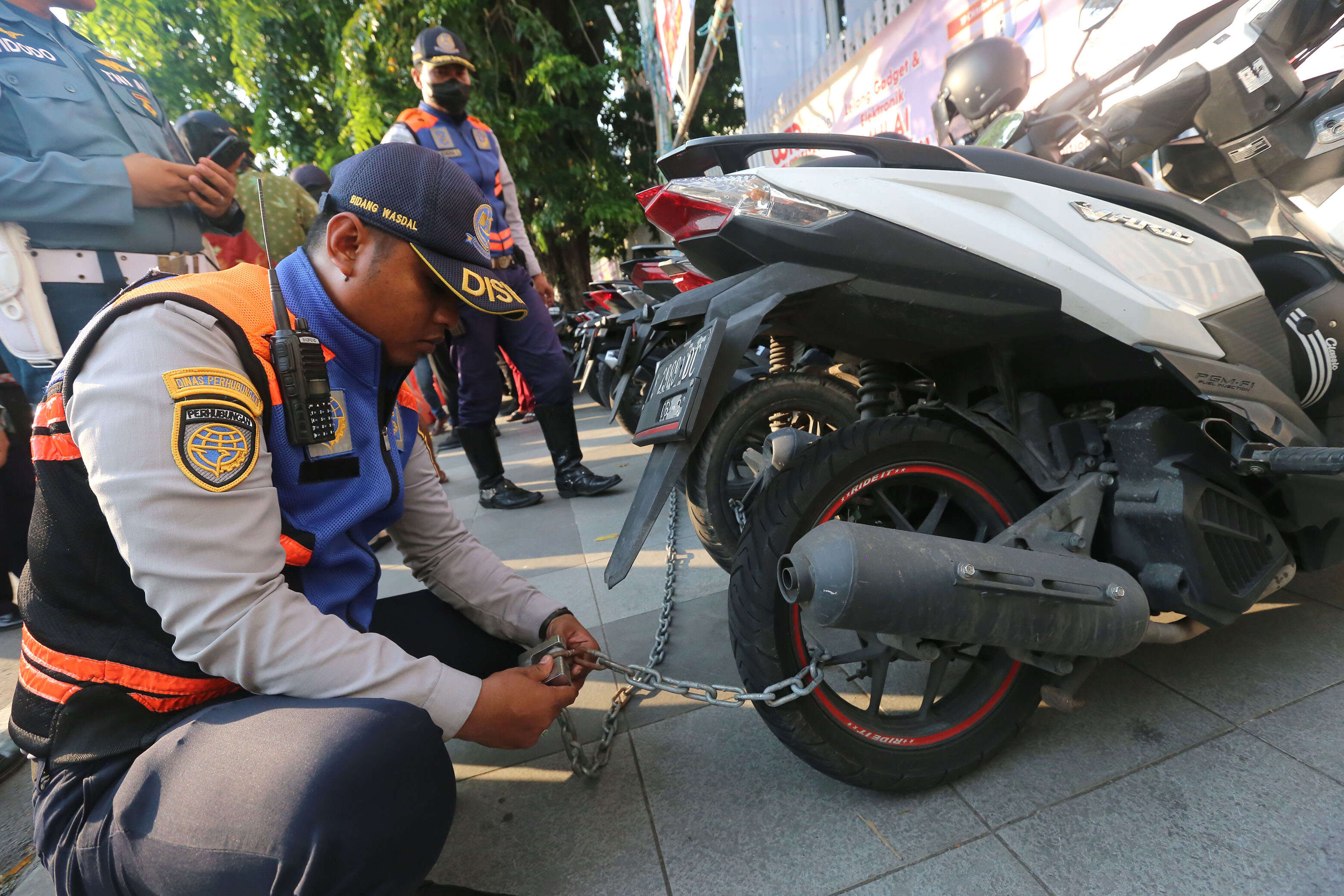 Dishub Surabaya Gembok 100 Motor Parkir Sembarangan & Amankan 2 Jukir Liar