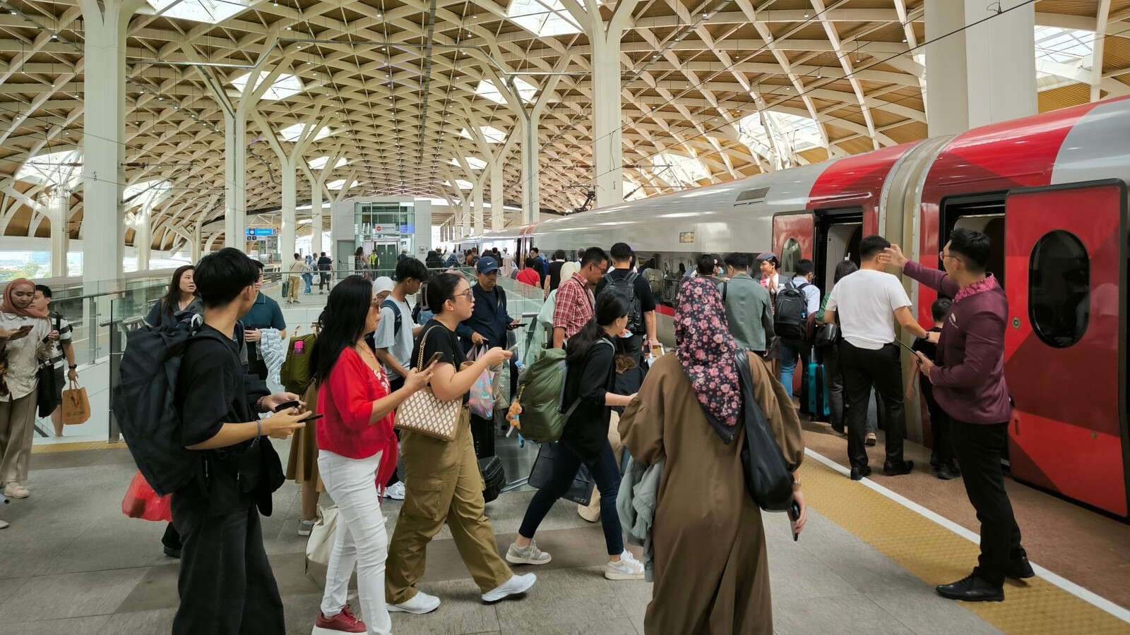 Jelang Libur Panjang, Penumpang Whoosh Capai 23 Ribu di Akhir Pekan