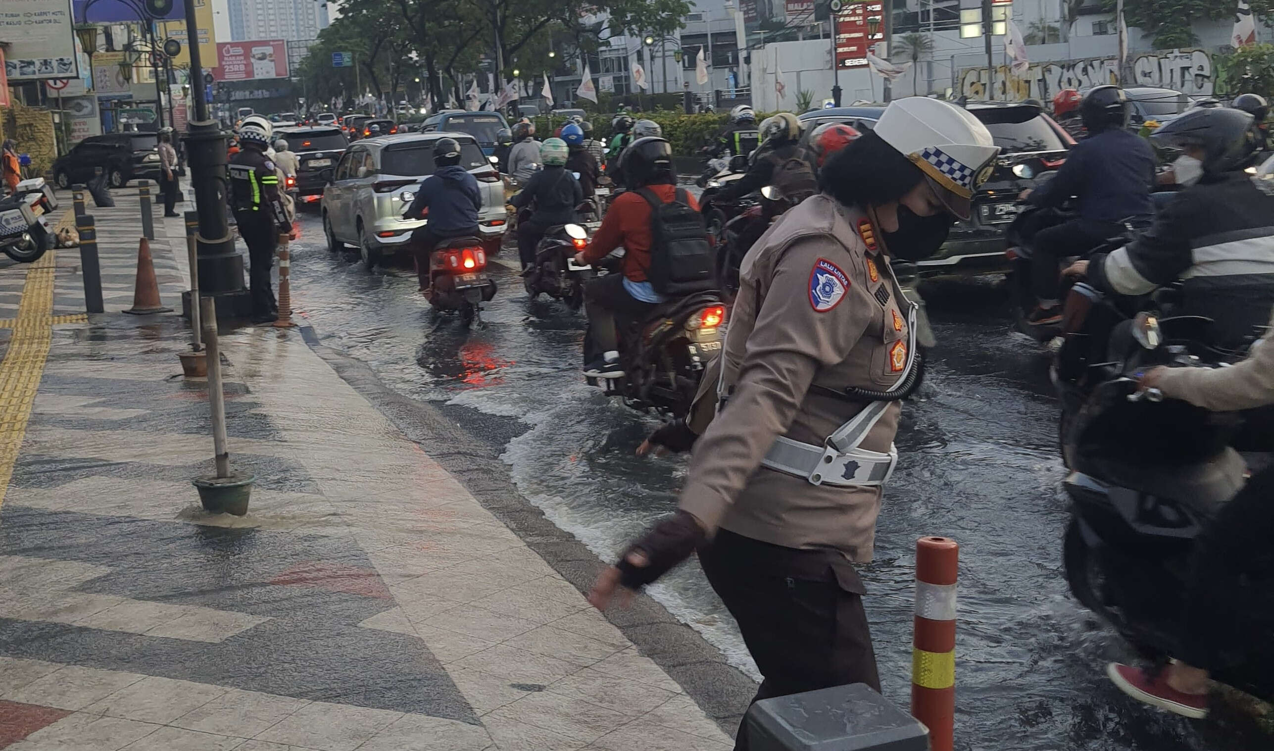 Jalan Margonda Raya Tergenang Air, Lalu Lintas Tersendat