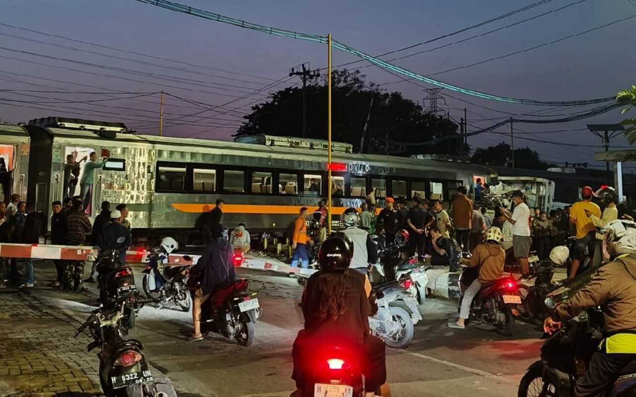 Detik-Detik Truk Dihantam Kereta Api di Semarang Terekam CCTV, Palang Diduga Terlambat Ditutup