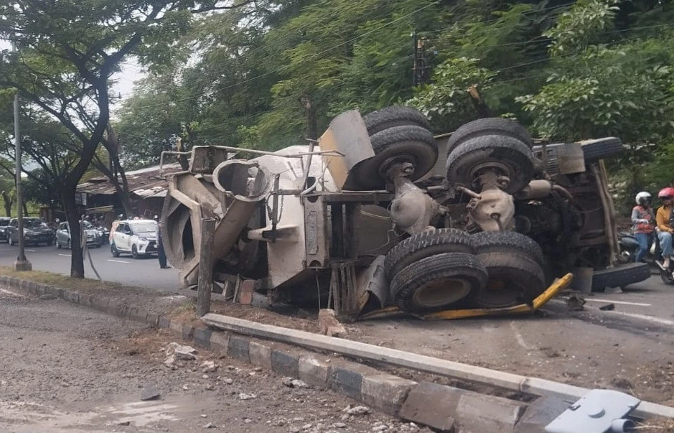 Truk Molen Tak Kuat Menanjak Terguling di Turunan Silayur Semarang