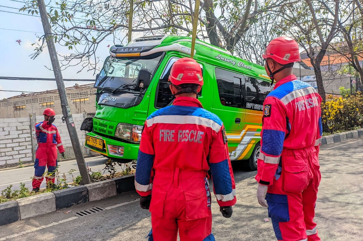 Elf Naik Trotoar di Sukomanunggal Surabaya Tabrak Tiang PJU, Sopir Terjepit Kemudi