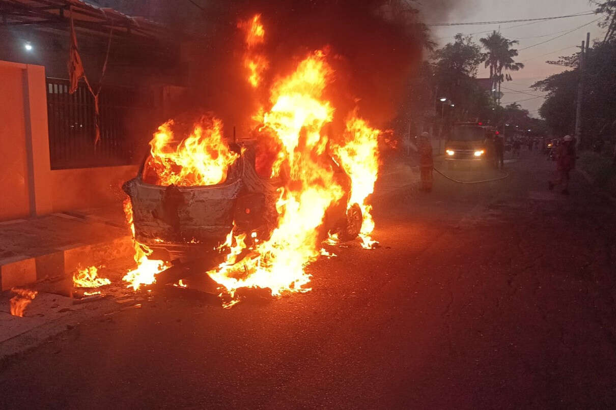 Korsleting Listrik, Mobil Chevrolet Ludes Terbakar di Jalan Manyar Surabaya