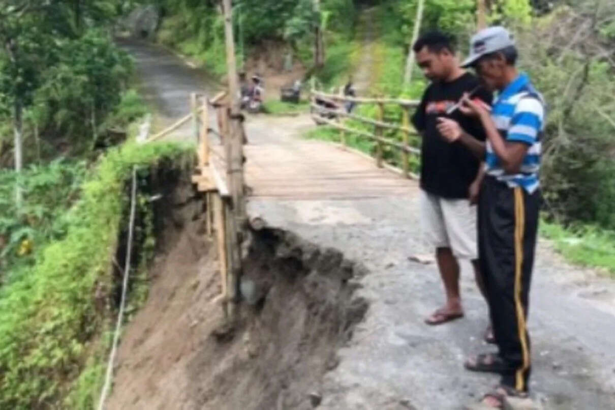 Terseret Longsor, Jalan Penghubung Antarkecamatan di Ponorogo Ambles