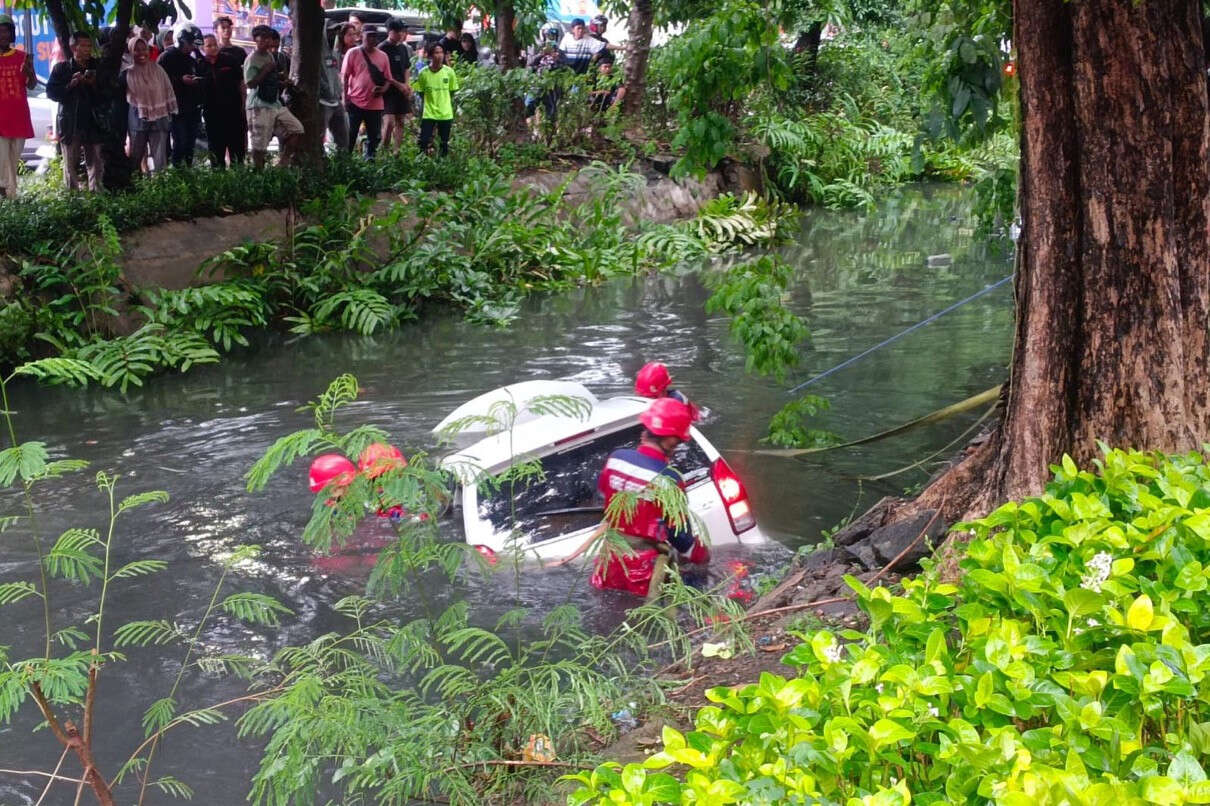 Kecelakaan Beruntun Libatkan 4 Mobil di Kenjeran, 1 Kendaraan Masuk Sungai