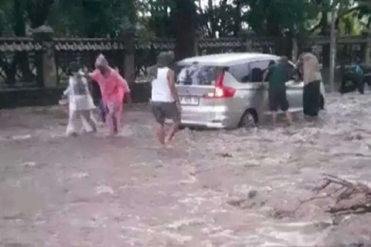 Akses Jalur Pantura Situbondo Tertutup Banjir dengan Material Batu dan Pasir