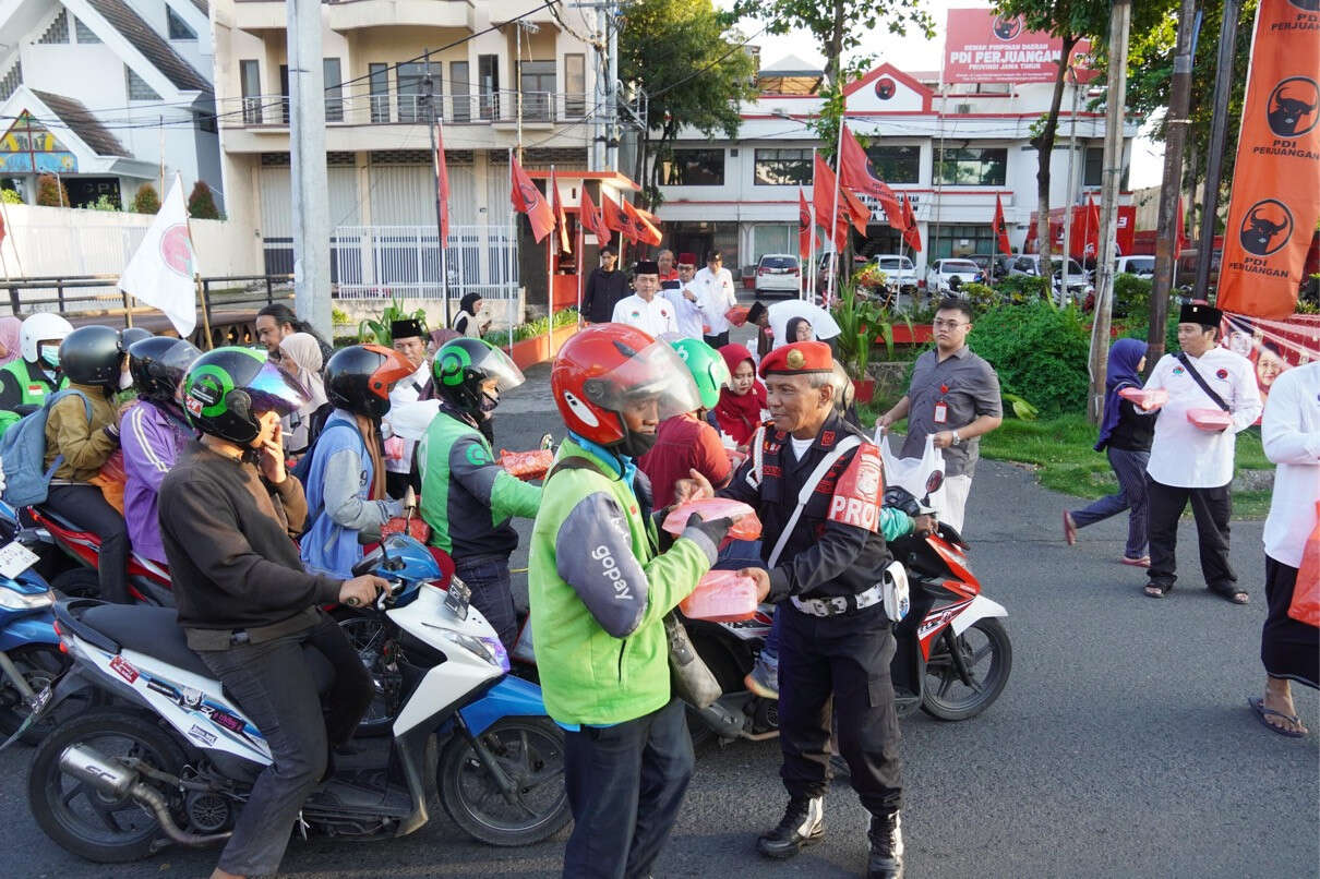 Selama Ramadan, PDI Perjuangan Jatim Bagikan 500 Paket Takjil Setiap Hari