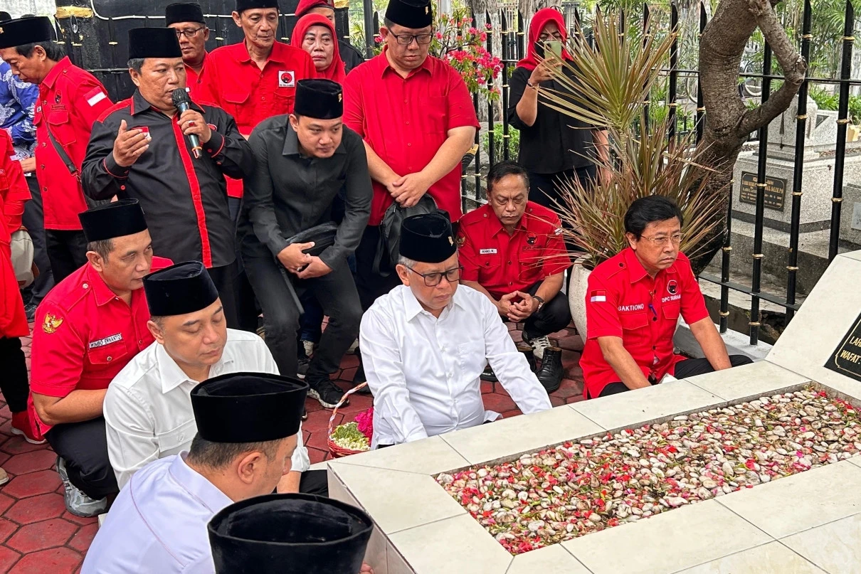 Ziarah Makam Bung Tomo & WR Supratman, Hasto Serukan Dedikasi Hidup untuk Bangsa
