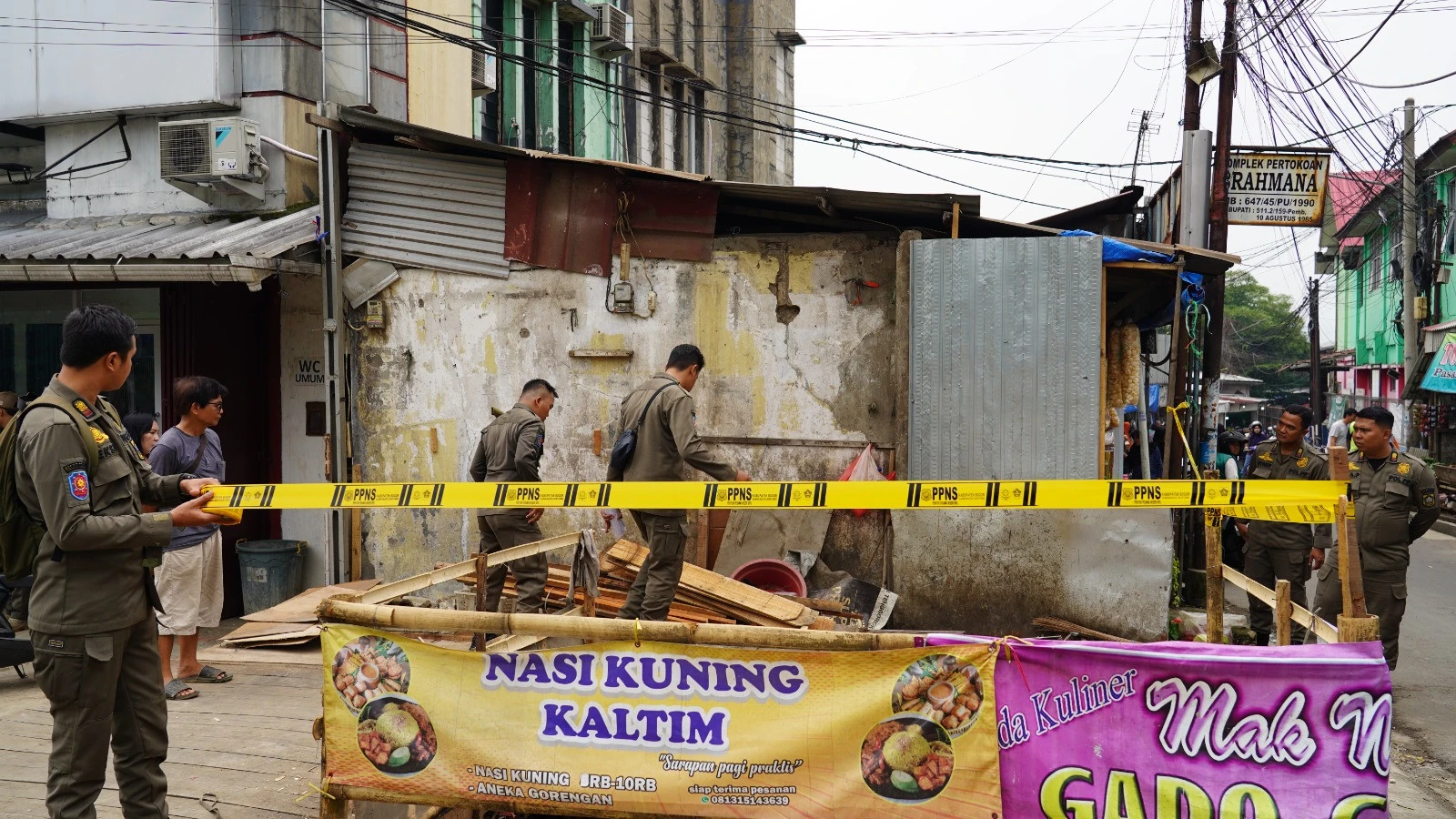 Pemkab Bogor Tertibkan 17 Bangunan Liar di Pasar Ciluar