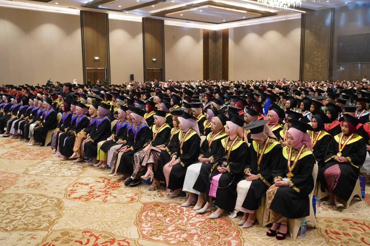 Wisuda 456 Lulusan, UMSURA Ungkap Rencana Buka Prodi Dokter Spesialis-Data Science