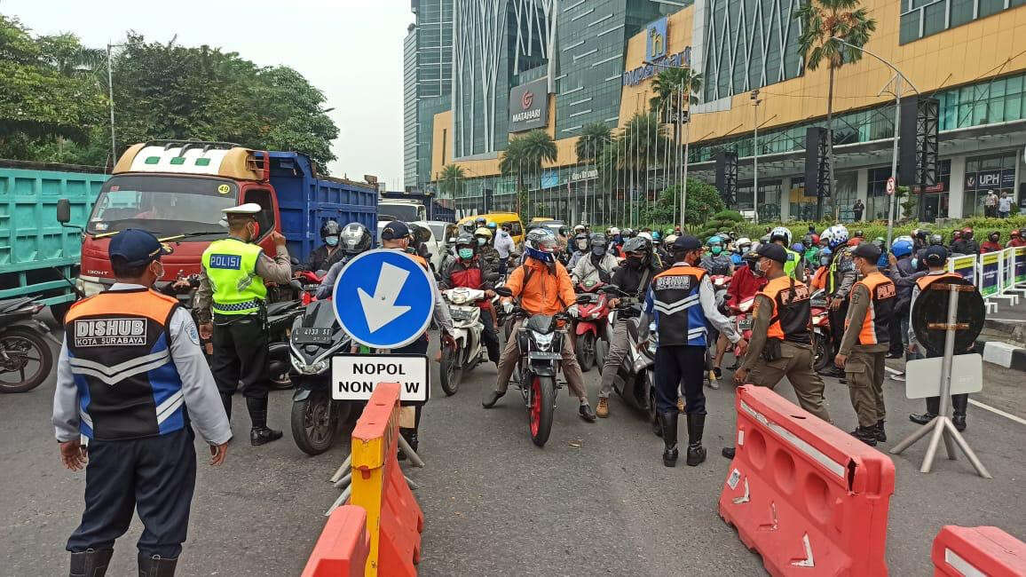 Polrestabes Surabaya Sekat 12 Titik Masuk Kota Saat Malam Tahun Baru 2025